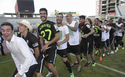 Bravo (thứ 5 từ trái sang) cùng Cordoba ăn mừng thăng hạng lên La Liga sau mùa 2013/14