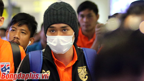 Cầu thủ Thái Lan đội mũ len, bịt khẩu trang khi đến Hà Nội