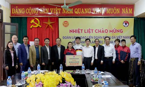Chủ tịch Lê Khánh Hải tặng quà đội nữ Hà Nam