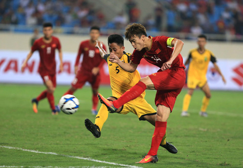 Hoàng Đức trong một pha bứt tốc khiến hàng thủ U23 Brunei lao đao	