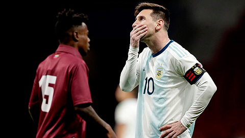Messi bất lực nhìn hàng thủ Argentina thi đấu như mơ ngủ