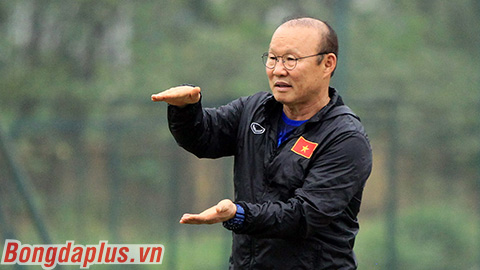 Thầy Park yêu cầu hàng thủ U23 Việt Nam tập chống bóng bổng