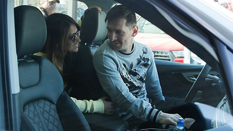 Cô vợ Antonella Roccuzzo có mặt tại sân bay để đón Messi
