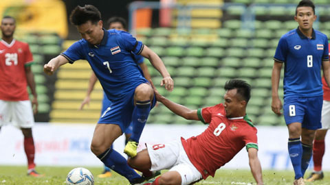 U23 Indonesia (áo đỏ) đã thua đậm U23 Thái Lan ở trận ra quân