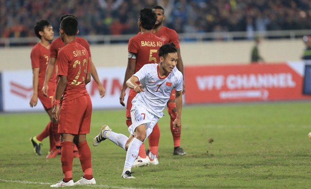 Việt Hưng đánh đầu ghi bàn thắng quý giá cho U23 Việt Nam đúng phút cuối cùng - Ảnh: Đức Cường