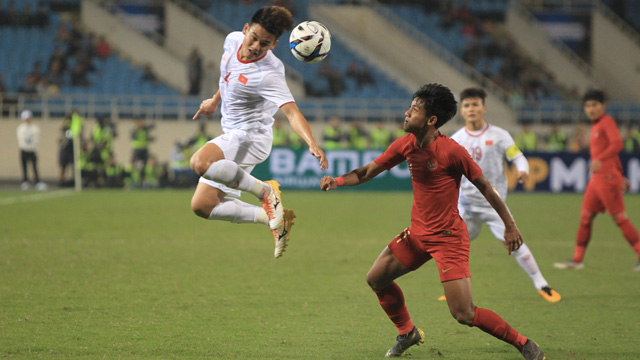 Việt Nam thi đấu có phần nhỉnh hơn Indonesia nhưng kết quả hiệp một vẫn là 0-0 - Ảnh: Đức Cường