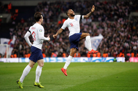Sterling vừa tỏa sáng rực rỡ khi lập hat-trick vào lưới Czech ở trận ra quân vòng loại EURO 200 của ĐT Anh