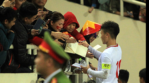 Quang Hải lên khán đài chia vui cùng mẹ sau chiến thắng U23 Indonesia