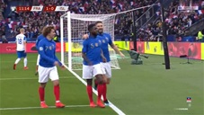 Ghi bàn mở tỉ số, cầu thủ Pháp uốn éo ăn mừng trên sân