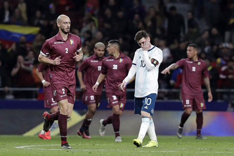 Messi trở lại nhưng cũng bất lực chứng kiến Argentina thất bại 1-3 trước Venezuela