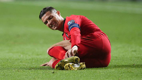 Ronaldo đáp chuyên cơ tới Barcelona kiểm tra chấn thương