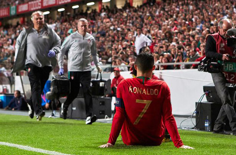 Ronaldo dính chấn thương khi về phục vụ ĐT Bồ Đào Nha
