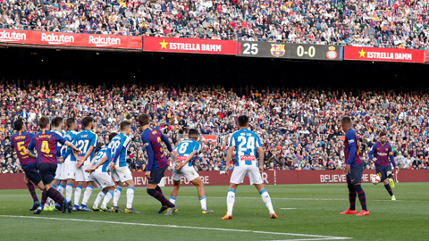 Messi với cú sút phạt kiểu… panenka vào lưới Espanyol