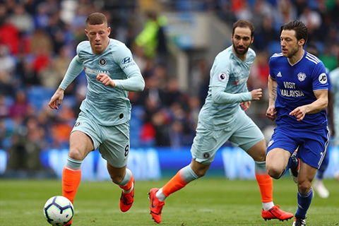 Chelsea thắng may mắn để tiếp tục cuộc đua vào Top 4