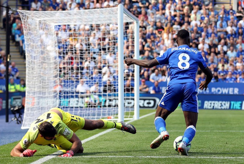 Hồi đầu mùa, Alisson từng mắc sai lầm để Leicester ghi bàn