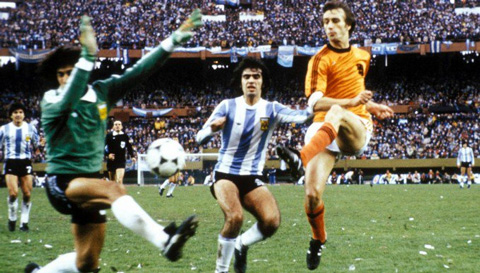 Pha xử lý cứu cả một tình huống chuyền hỏng trớ trêu lại giết chết sự nghiệp của Rensenbrink