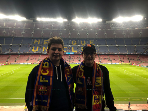 Alex cùng cậu bạn thân Josh tốn rất nhiều công sức mới có thể tới sân Nou Camp nhưng chỉ được xem Messi đã có 14 phút
