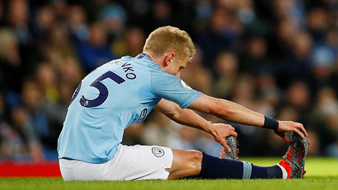 Zinchenko không thể hoàn thành trận đấu