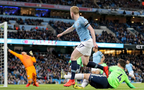De Bruyne mang lại lợi thế sớm cho Man City với bàn thắng khó tin