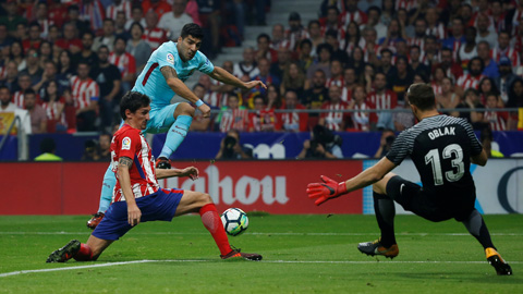 Luis Suarez (áo sáng) và đồng đội bất bại cả 18 trận gần đây đối đầu Atletico ở Nou Camp