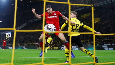 Lewandowski (trái) sẽ lại sút tung lưới đội bóng cũ Dortmund?