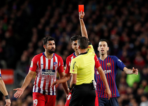 Costa nhận thẻ đỏ ở phút 28 khiến Atletico bất lợi về quân số