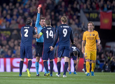 Atletico từng 7 lần phải nhận thẻ đỏ trên sân Nou Camp như Torres tại Champions League 2015/16