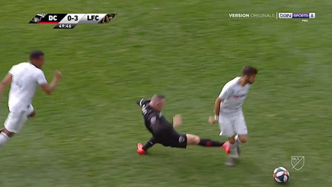 Rooney nhận thẻ đỏ trực tiếp vì phạm lỗi thô bạo