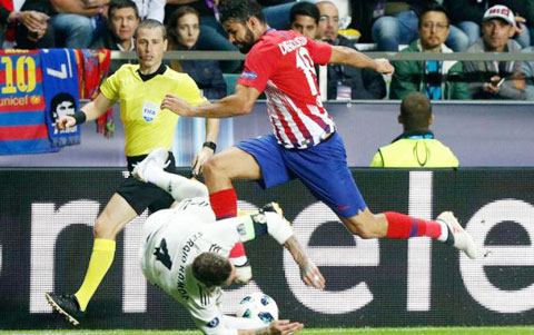 Costa đá vào mặt Ramos trong 1 trận đấu giữa Atletico và Real