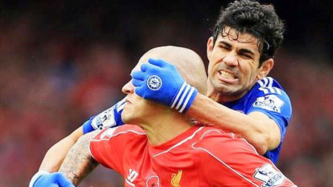 Costa chơi xấu móc mắt Skrtel