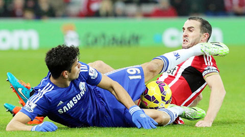 O’Shea hoảng hốt khi bị Costa tung cước vào mặt