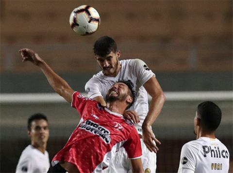 Santos (áo trắng) bất bại cả 7 lần gần nhất đón tiếp Corinthians ở giải vô địch  bang Sao Paulo