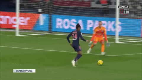 Tiền đạo PSG 'phá bóng' trên vạch vôi ngăn đồng đội ghi bàn