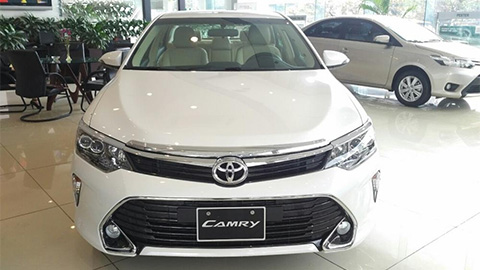 Toyota Camry giảm cực mạnh, rẻ gần bằng Corolla Altis, Honda Civic