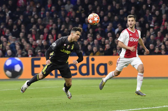 Ronaldo vừa có pha bay người đánh đầu xuất sắc ghi bàn vào lưới Ajax