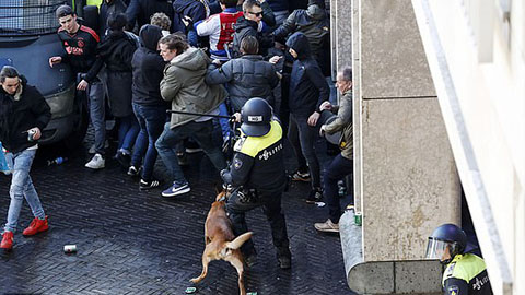 120 fan Juve bị bắt giữ vì cố tình mang dao, tuốc nơ vit vào sân của Ajax