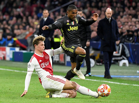 Costa (áo sẫm, trên) đã có một trận đấu ấn tượng  ở Champions League trước Ajax 