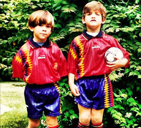 Alonso (phải) hồi nhỏ thi đấu ở vị trí tiền đạo cánh
