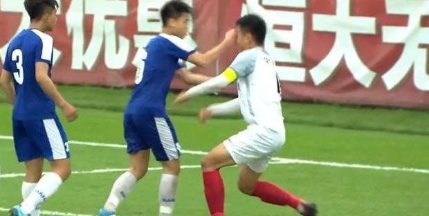 Bênh đồng đội, đàn em Quang Hải đấm vào mặt cầu thủ Trung Quốc