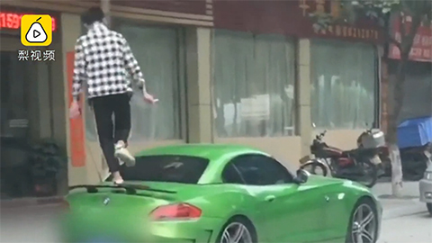 Thanh niên say rượu đập phá BMW Z4 đỗ bên đường khiến cư dân mạng phẫn nộ