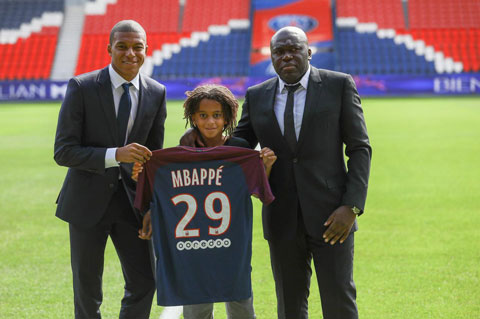 Ba bố con nhà Mbappe khi Ethan ký hợp đồng với PSG
