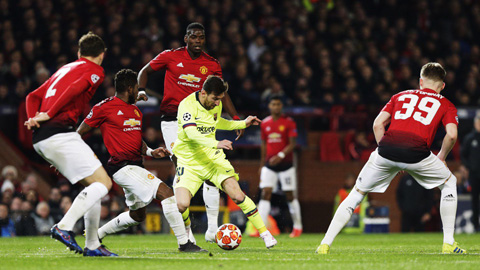 Messi (giữa) không thể ghi bàn trong trận lượt đi với M.U