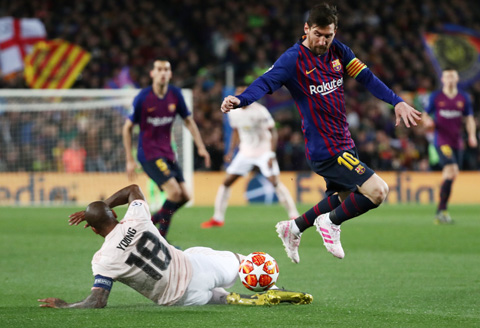 Đội trưởng Ashley Young được kỳ vọng kèm chết Messi nhưng chính anh mắc sai lầm khiến M.U chịu bàn thua thứ 2