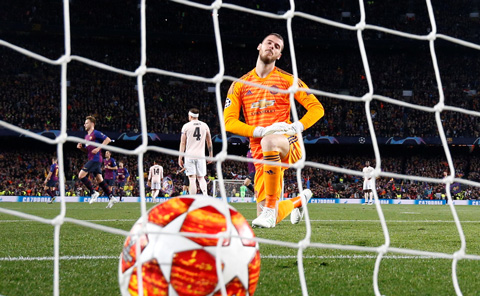 Ngay cả điểm tựa lớn nhất nơi hàng thủ là De Gea cũng mắc sai lầm sơ đẳng để Messi có bàn thứ 2