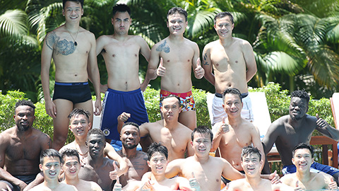 Quang Hải, Đình Trọng thư giãn ở bể bơi sau thắng lợi tại AFC Cup