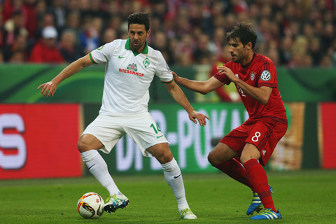 Pizarro (áo sáng) sẽ liên tiếp gặp đội bóng cũ Bayern ở Bundesliga đêm mai và Cúp QG 5 ngày sau đó
