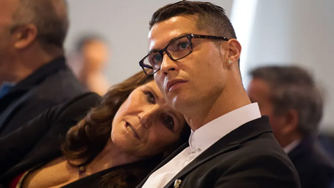 Thất bại tại Champions League, Ronaldo về khóc với mẹ
