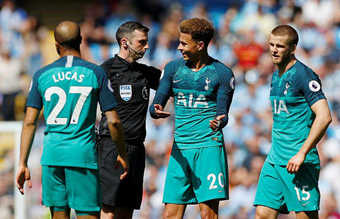 Các cầu thủ Tottenham khiếu nại với trọng tài