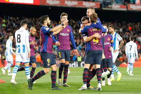 Alba (phải) là người ấn định thắng lợi vất vả cho Barca