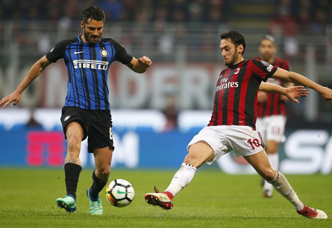 Inter (phải) và Milan đang quyết liệt trong cuộc đua vào Top 4
